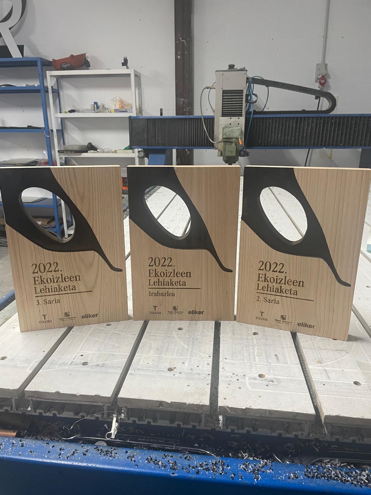 Trofeos de madera: grabado láser, fresado y pintado